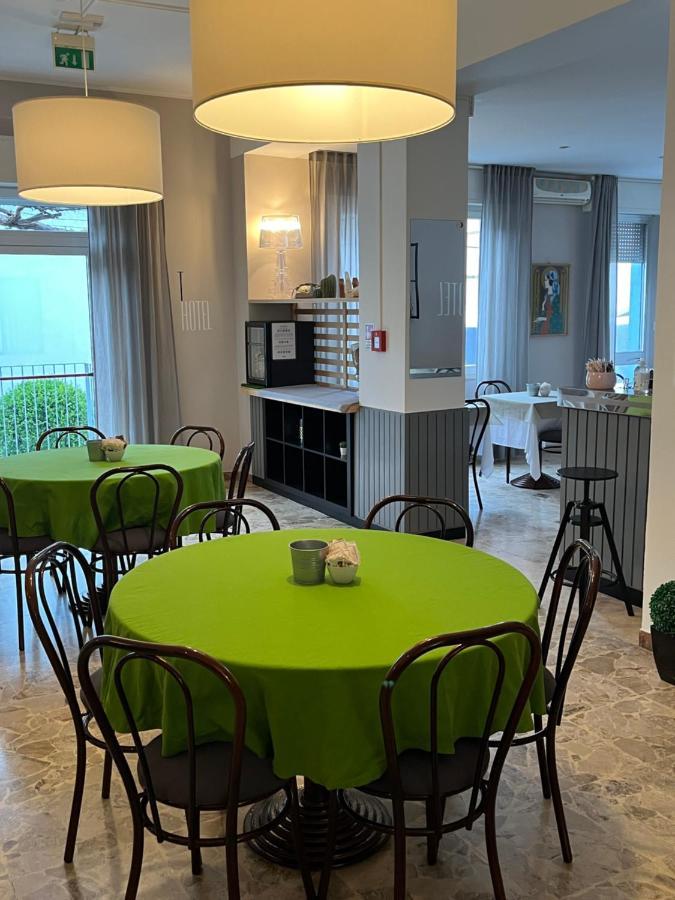 T Hotel Ріміні Екстер'єр фото